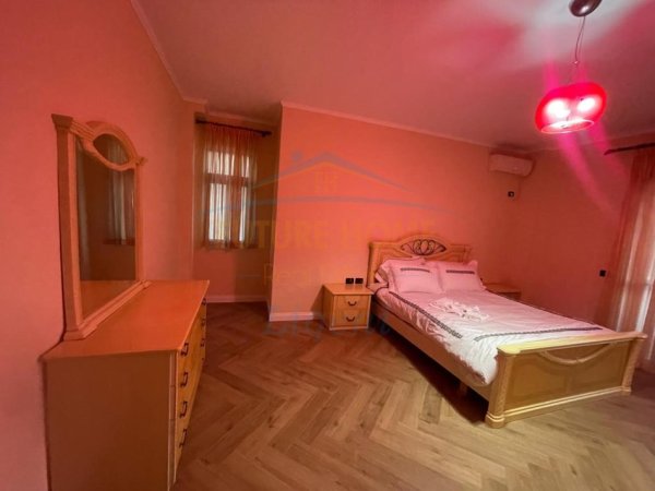 Tirane, jepet me qera apartament 2+1+Ballkon Kati 5, 94 m² 600 € (liqeni i thate)