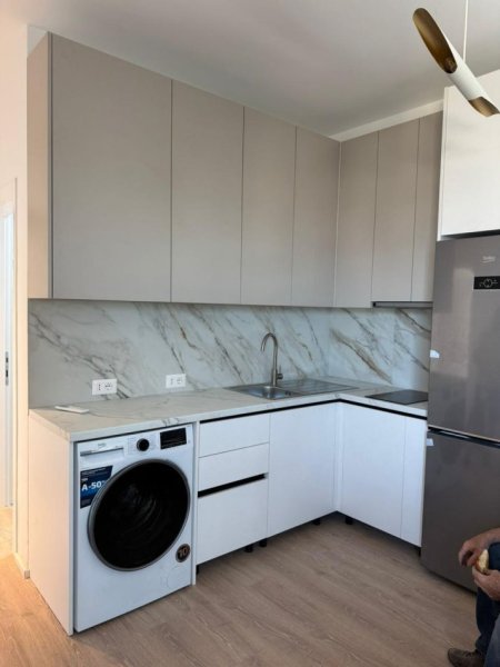 Tirane, jepet me qera apartament 1+1 Kati 10, 50 m² 500 € (Rruga Bedri Karapici)