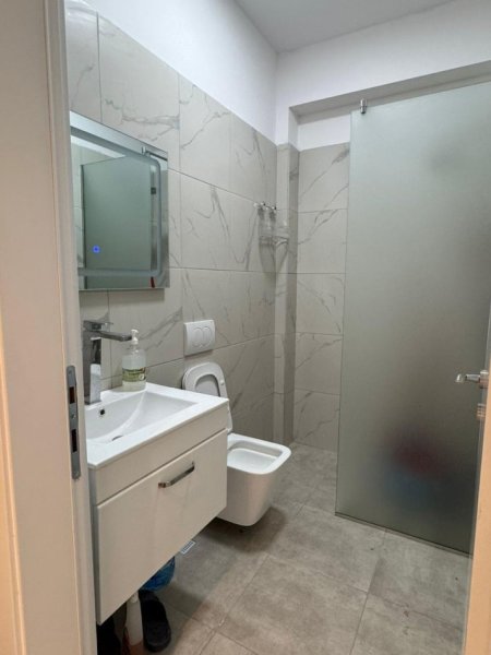 Tirane, jepet me qera apartament 1+1 Kati 10, 50 m² 500 € (Rruga Bedri Karapici)