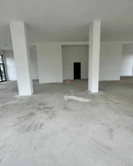 Tirane, jepet me qera ambjent biznesi Kati 0, 600 m² 5.000 € (ASTIR)