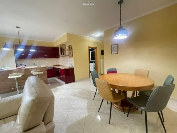 Tirane, jepet me qera apartament 3+1 Kati 2, 120 m² 700 € (21 dhjetori)