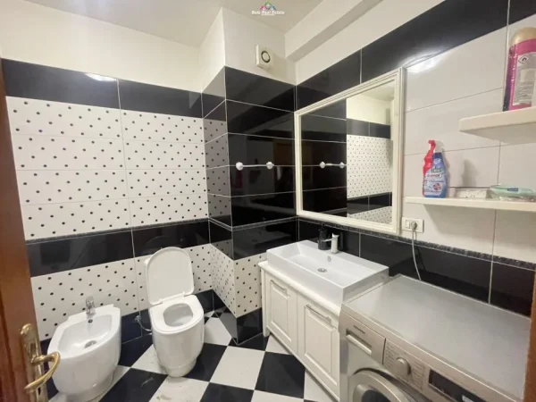 Tirane, jepet me qera apartament 3+1 Kati 2, 120 m² 700 € (21 dhjetori)