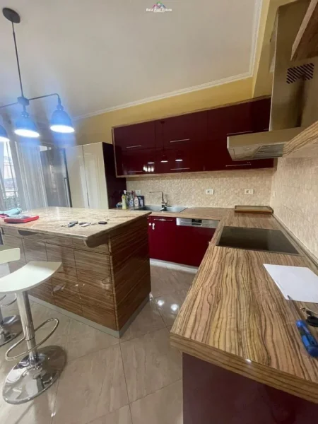 Tirane, jepet me qera apartament 3+1 Kati 2, 120 m² 700 € (21 dhjetori)