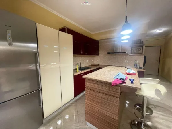 Tirane, jepet me qera apartament 3+1 Kati 2, 120 m² 700 € (21 dhjetori)