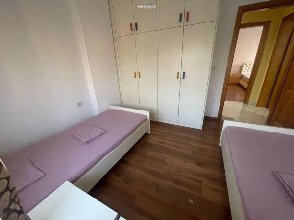 Tirane, jepet me qera apartament 3+1 Kati 2, 120 m² 700 € (21 dhjetori)