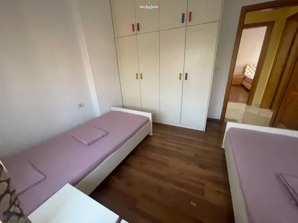 Tirane, jepet me qera apartament 3+1 Kati 2, 120 m² 700 € (21 dhjetori)