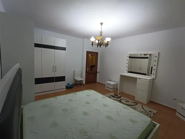 Tirane, jepet me qera apartament 3+1 Kati 3, 140 m² 500 € (RRUGA ALEKSANDER MOISIU)