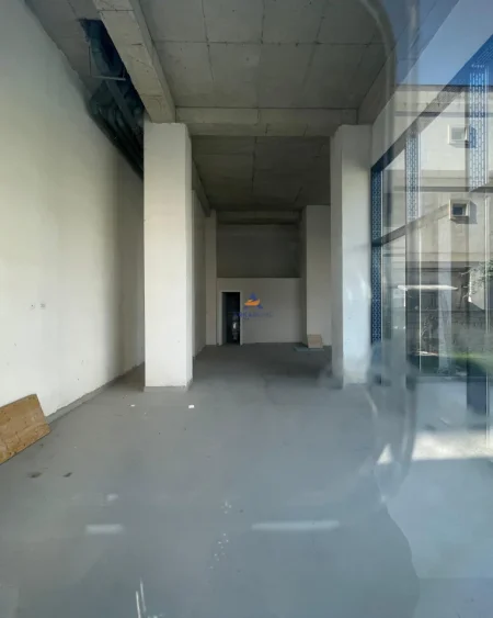 Tirane, jepet me qera dyqan Kati 0, 83 m² 1.200 € (ISH FUSHA AVIACIONIT)