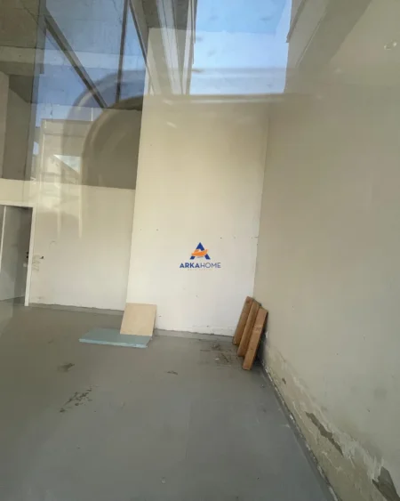 Tirane, jepet me qera dyqan Kati 0, 83 m² 1.200 € (ISH FUSHA AVIACIONIT)