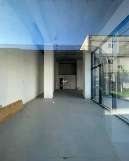 Tirane, jepet me qera dyqan Kati 0, 83 m² 1.200 € (ISH FUSHA AVIACIONIT)