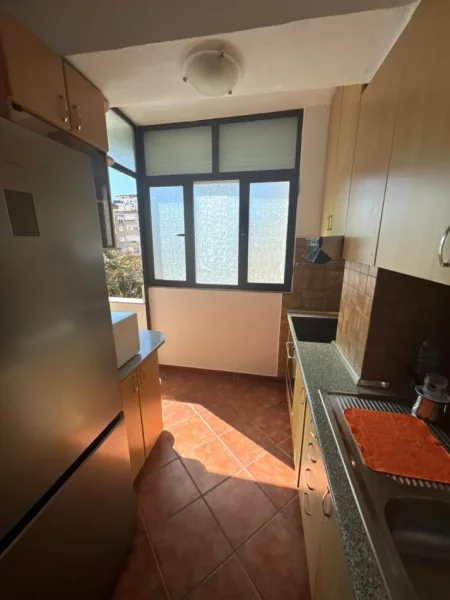 Tirane, jepet me qera apartament 2+1+Ballkon Kati 3, 100 m² 550 € (QENDER BARDHOK BIBA)