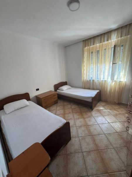 Tirane, jepet me qera apartament 2+1+Ballkon Kati 3, 100 m² 550 € (QENDER BARDHOK BIBA)