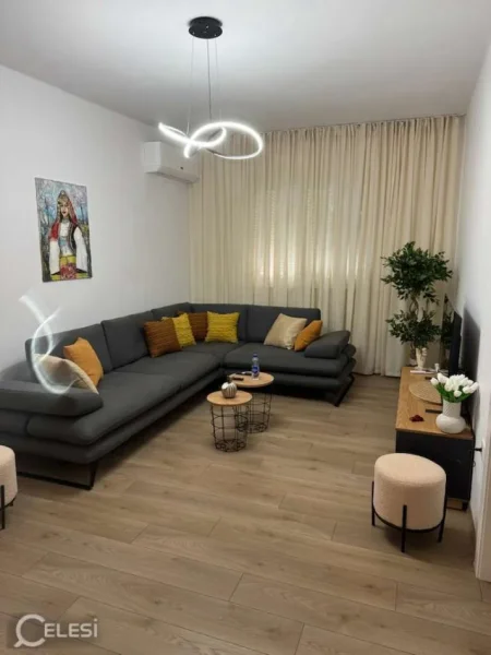 Tirane, jepet me qera apartament 2+1+Ballkon Kati 2, 87 m² 950 € (KAFE FLORA)