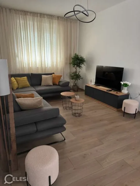 Tirane, jepet me qera apartament 2+1+Ballkon Kati 2, 87 m² 950 € (KAFE FLORA)