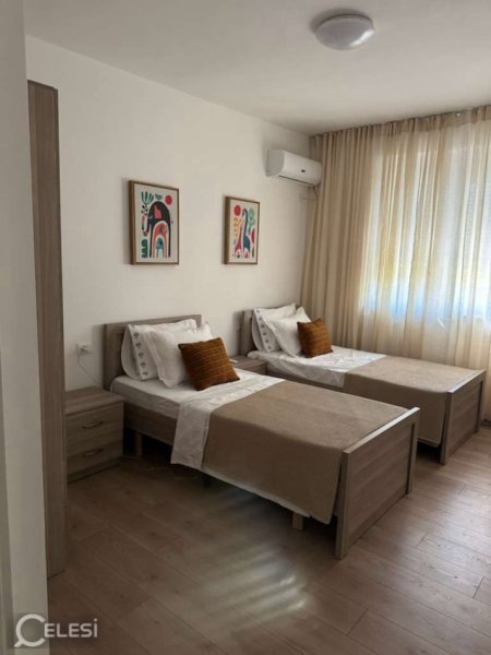 Tirane, jepet me qera apartament 2+1+Ballkon Kati 2, 87 m² 950 € (KAFE FLORA)