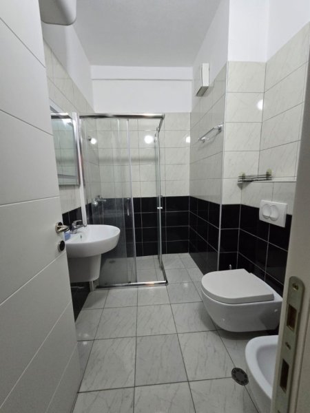 Tirane, jepet me qera apartament 2+1 Kati 2, 90 m² 1.000 € (Market Joena prane Bar Oslo)