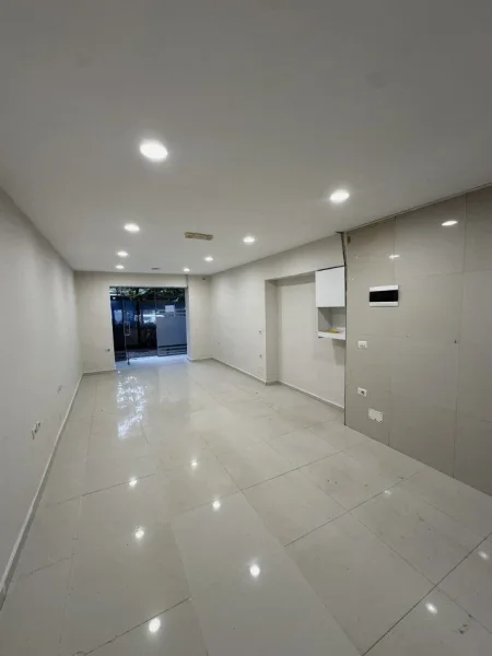 Tirane, jepet me qera ambjent biznesi Kati 0, 30 m² 450 € (MINE PEZA)