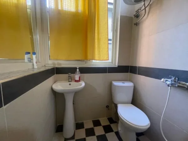 Tirane, jepet me qera garsonier Kati 2, 35 m² 380 € (Tek rruga 5 Maji, prane Kishes.)