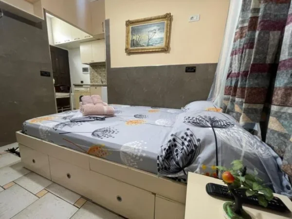 Tirane, jepet me qera garsonier Kati 2, 35 m² 380 € (Tek rruga 5 Maji, prane Kishes.)