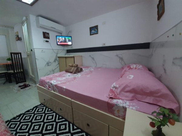 Tirane, jepet me qera garsonier 1+1 Kati 1, 37 m² 380 € (Rruga 5 maji afer qendres tregatre concird,,)