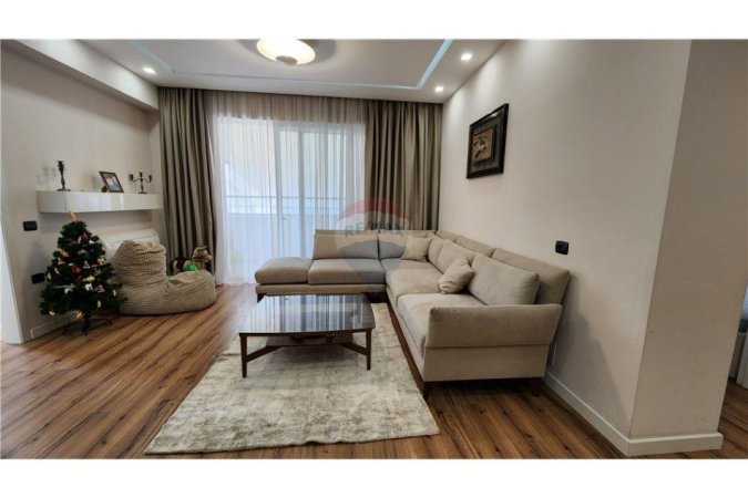 Tirane, jepet me qera apartament 2+1 Kati 7, 105 m² 850 € (Rruga Kavajes - Globe - Rruga e Kavajës, Tiranë)