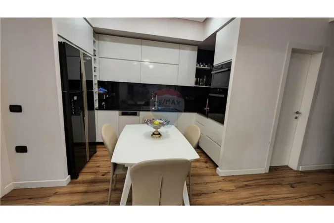 Tirane, jepet me qera apartament 2+1 Kati 7, 105 m² 850 € (Rruga Kavajes - Globe - Rruga e Kavajës, Tiranë)