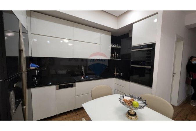 Tirane, jepet me qera apartament 2+1 Kati 7, 105 m² 850 € (Rruga Kavajes - Globe - Rruga e Kavajës, Tiranë)