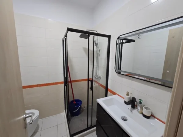 Tirane, jepet me qera apartament 2+1 Kati 8, 100 m² 650 € (Fakulteti Ekonomik)