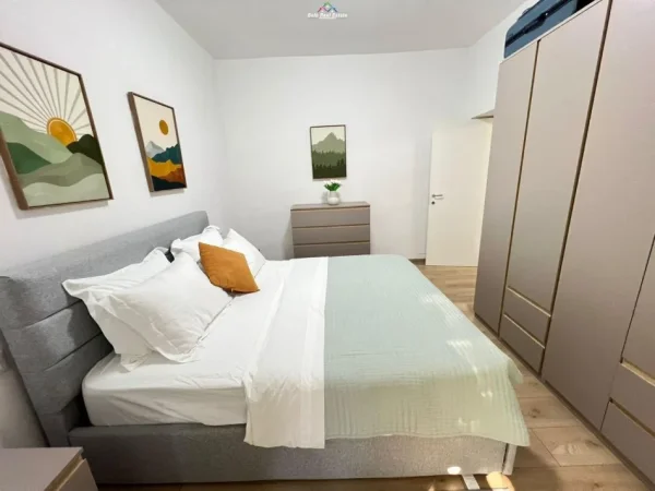 Tirane, jepet me qera apartament 2+1 Kati 1, 90 m² 950 € (qender)