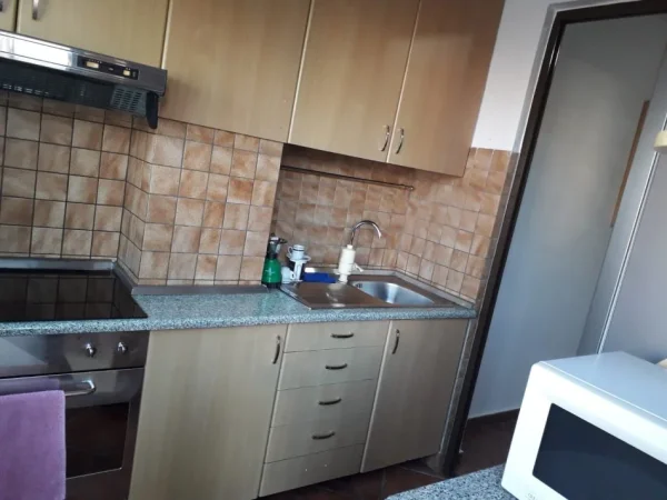 Tirane, jepet me qera apartament 2+1 Kati 4, 86 m² 550 € (qender)