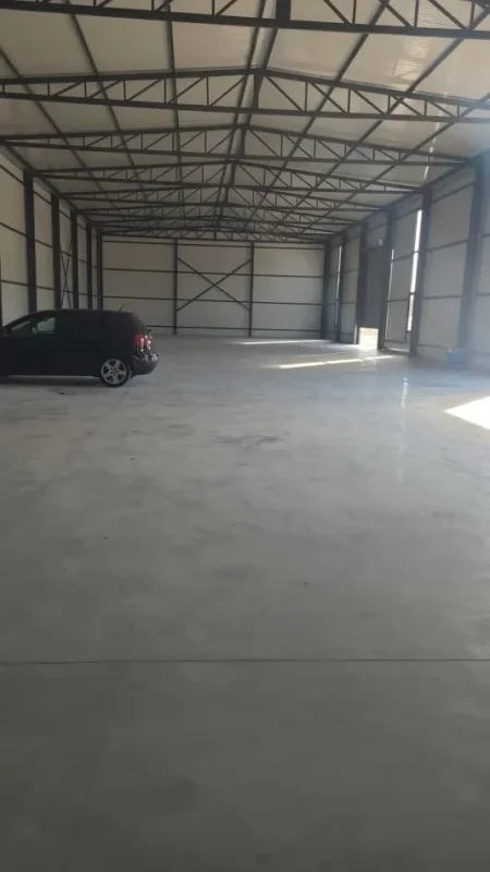 Tirane, jepet me qera magazine Kati 0, 900 m² 3.320 € (fushe preze)