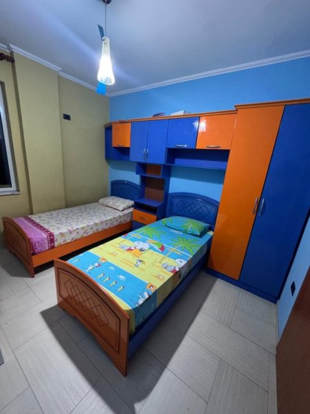Tirane, ndarje qeraje me vajze apartament 3+1+Aneks+Ballkon Kati 1, 200 € (Frosina Plaku)