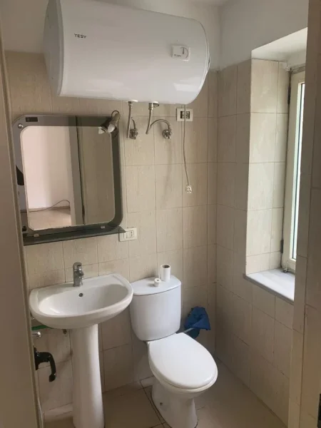 Tirane, jepet me qera zyre Kati 1, 30 m² 400 € (stadiumi dinamo)