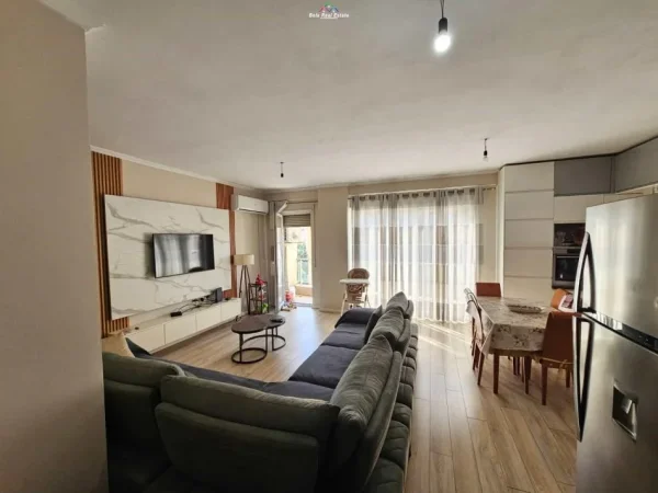 Tirane, shes apartament 3+1 Kati 4, 177 m² 247.500 € (gjergj legisi)