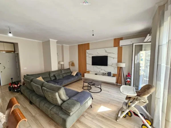 Tirane, shes apartament 3+1 Kati 4, 177 m² 247.500 € (gjergj legisi)