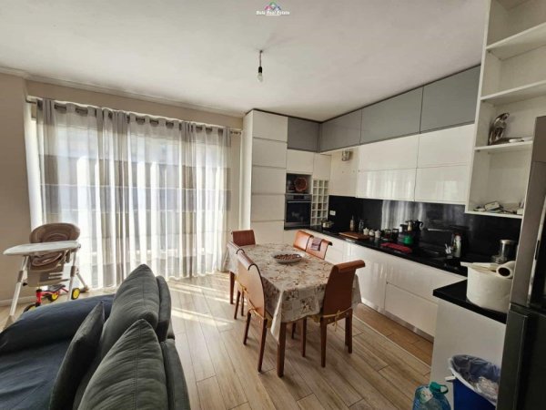 Tirane, shes apartament 3+1 Kati 4, 177 m² 247.500 € (gjergj legisi)