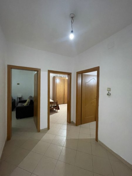 Tirane, jepet me qera Kati 1, 75 m² 450 € (Rruga.Aleksander Moisiu)