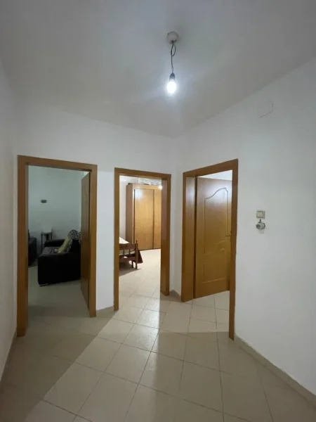 Tirane, jepet me qera Kati 1, 75 m² 450 € (Rruga.Aleksander Moisiu)