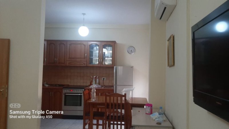 Tirane, jepet me qera apartament 2+1+Garazhd Kati 2, 100 m² 45000 lek (Rruga Kamber Shevroja)