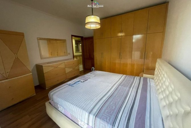 Tirane, jepet me qera apartament 3+1+Ballkon Kati 2, 120 m² 800 € (prane shkolles Naim Frasheri,)