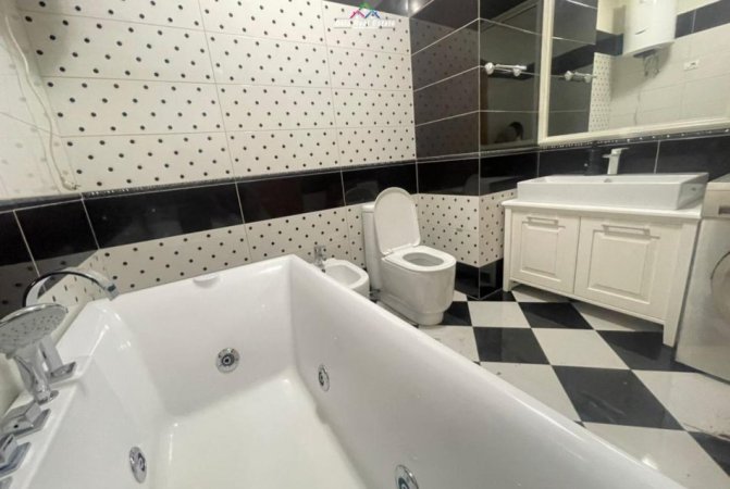 Tirane, jepet me qera apartament 3+1+Ballkon Kati 2, 120 m² 800 € (prane shkolles Naim Frasheri,)