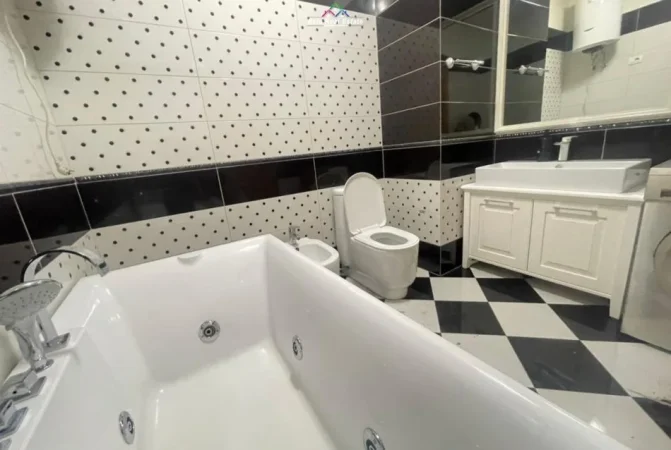 Tirane, jepet me qera apartament 3+1+Ballkon Kati 2, 120 m² 800 € (prane shkolles Naim Frasheri,)