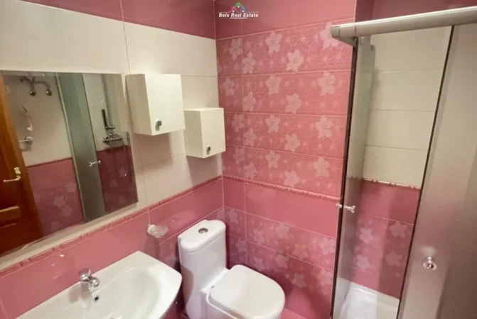 Tirane, jepet me qera apartament 3+1+Ballkon Kati 2, 120 m² 800 € (prane shkolles Naim Frasheri,)