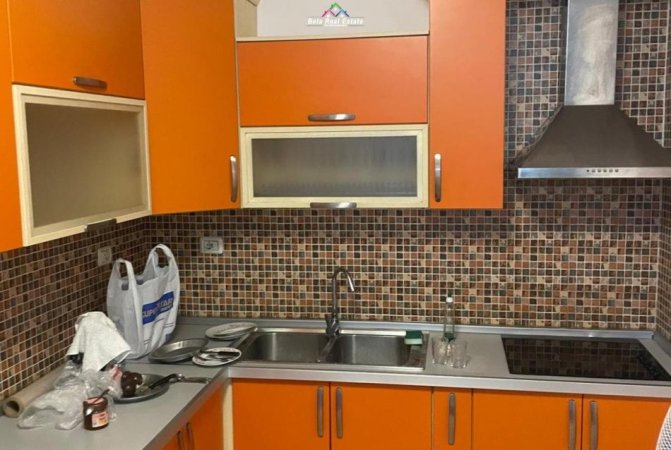 Tirane, jepet me qera apartament 2+1+Ballkon Kati 2, 102 m² 600 € (prane Shkolles se Kuqe)