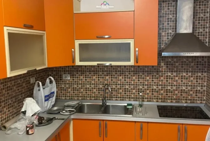 Tirane, jepet me qera apartament 2+1+Ballkon Kati 2, 102 m² 600 € (prane Shkolles se Kuqe)