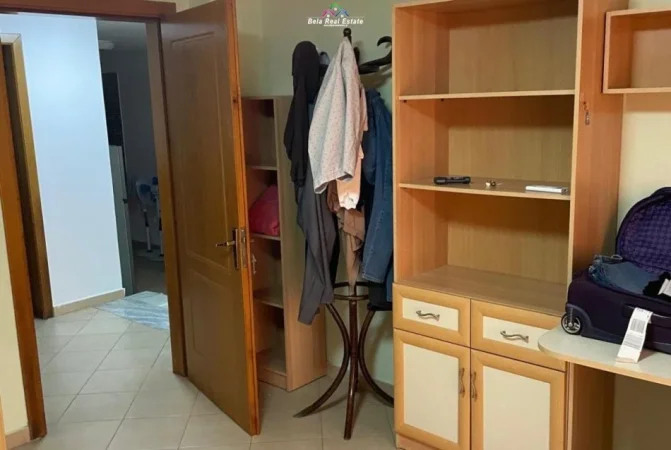 Tirane, jepet me qera apartament 2+1+Ballkon Kati 2, 102 m² 600 € (prane Shkolles se Kuqe)