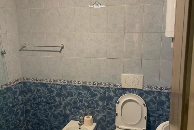 Tirane, jepet me qera apartament 2+1+Ballkon Kati 2, 102 m² 600 € (prane Shkolles se Kuqe)