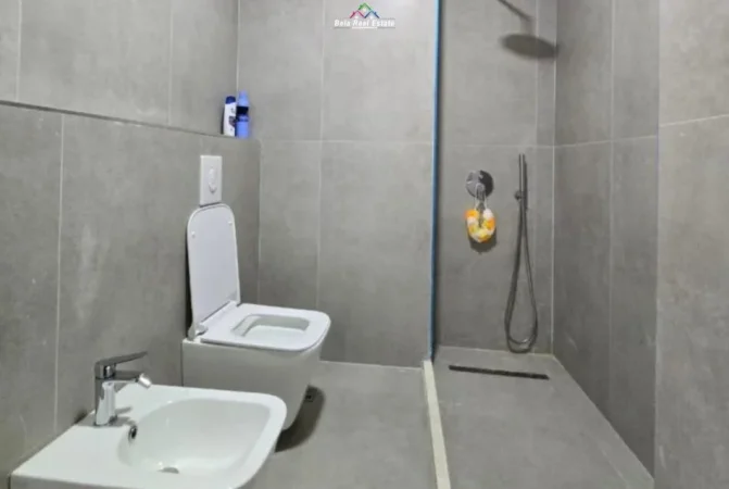 Tirane, jepet me qera apartament 2+1 Kati 8, 115 m² 800 € (prane Lulishtes)