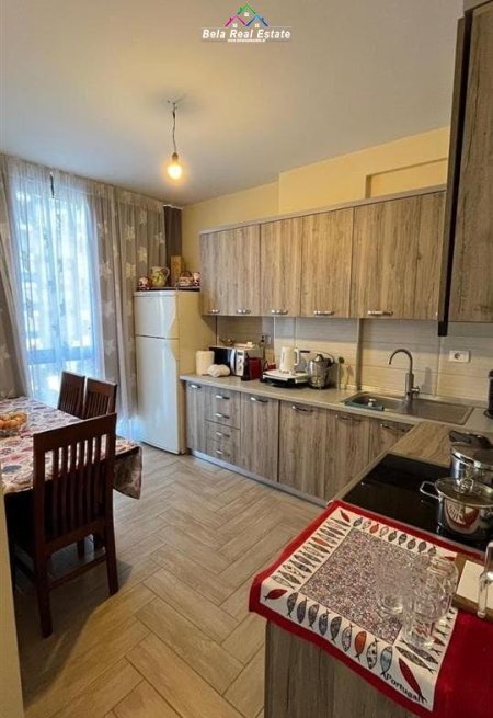 Tirane, jepet me qera apartament 2+1+Ballkon Kati 2, 90 m² 650 € (rezidenca Alba,)