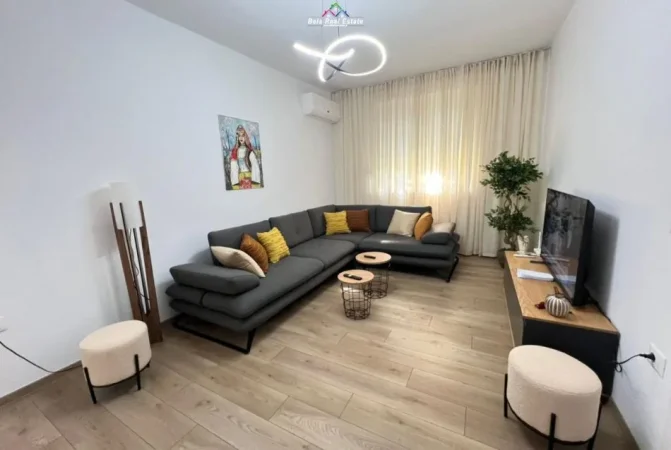 Tirane, jepet me qera apartament 2+1 Kati 1, 90 m² 950 € (prane Kafe Flora)